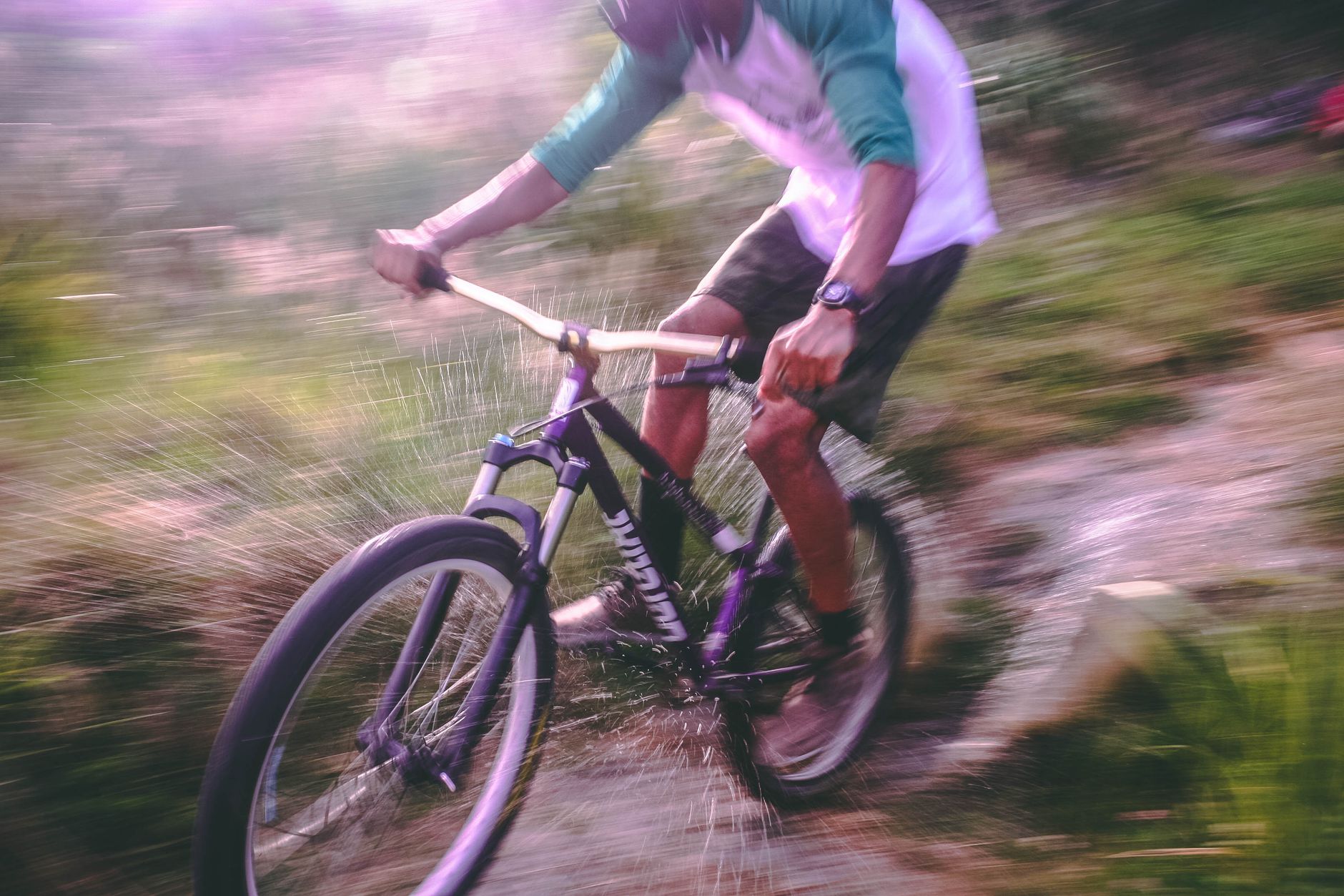 Ciclista em trilha de mountain bike na floresta