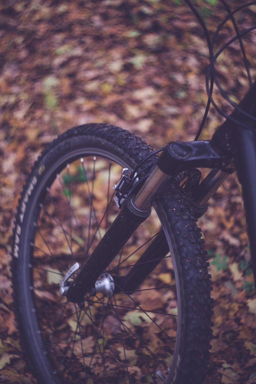 Detalhe de suspensão e roda de mountain bike