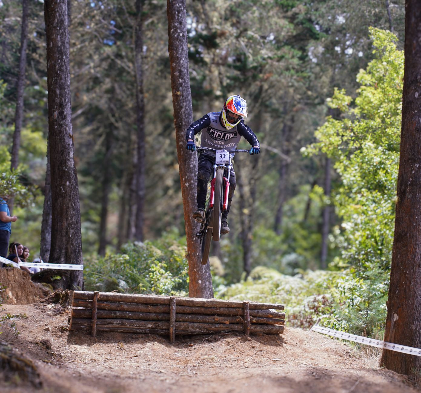 Mountain bike em trilha rochosa de enduro