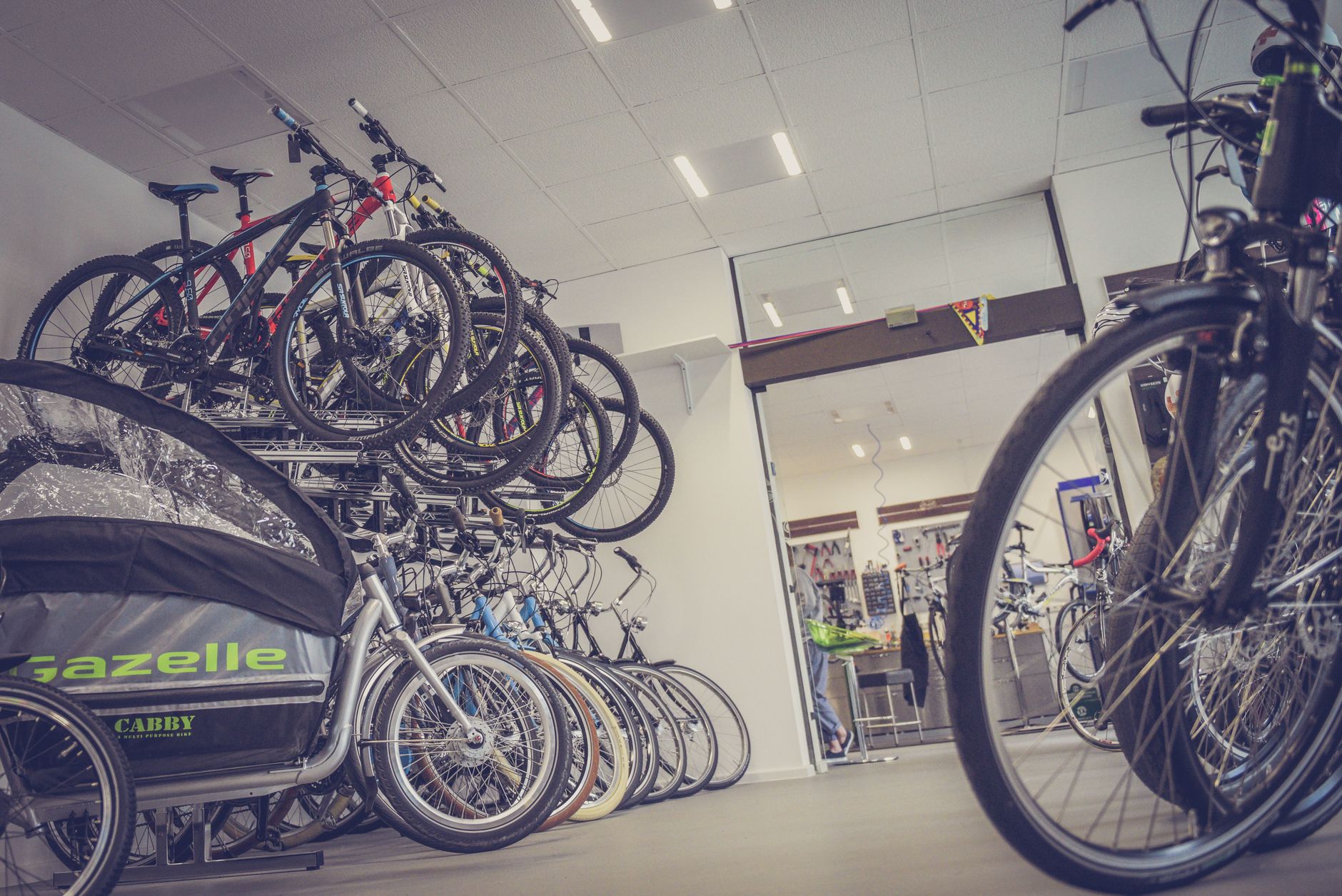 Loja de bicicletas com modelos expostos